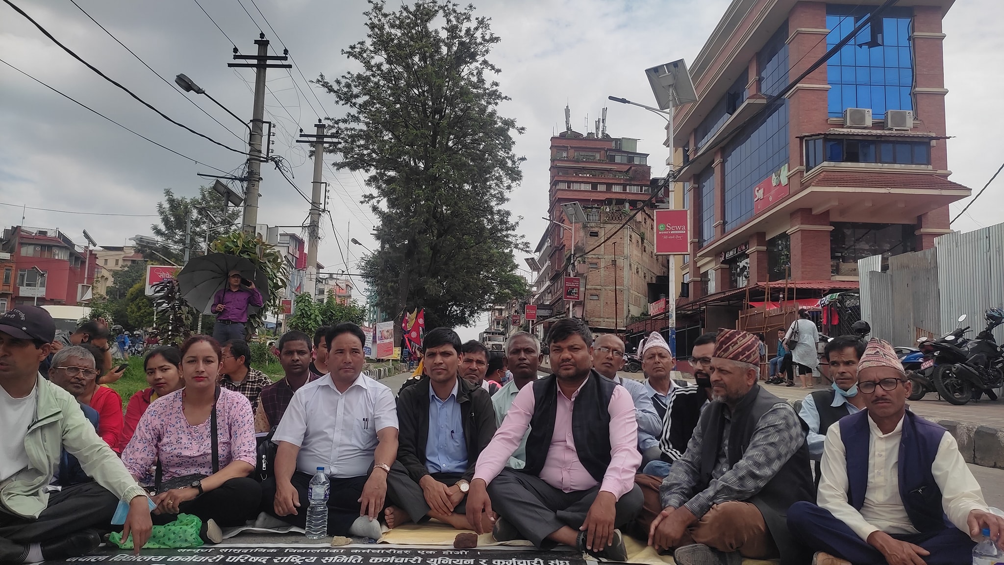 विद्यालय कर्मचारीको अनशन : आवास, खानपिन र स्वास्थ्यमा समस्या 